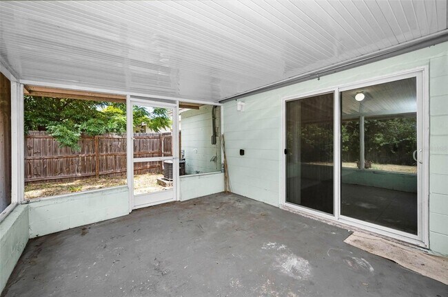 Building Photo - 7402 Country Club Dr