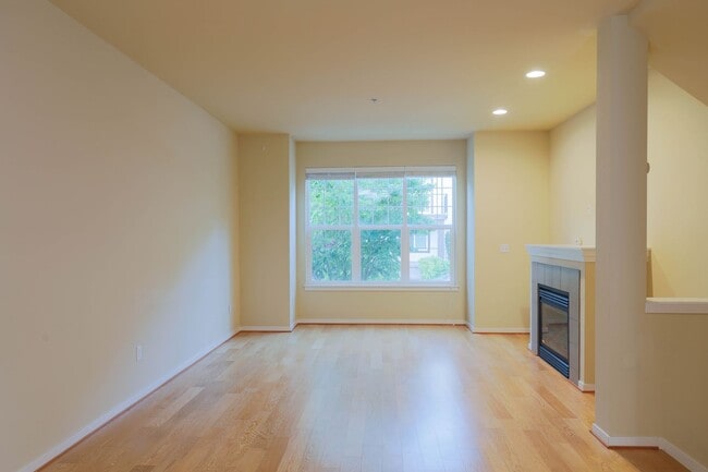 Building Photo - Spacious 3BR/3.5BA Townhome in Desirable E...