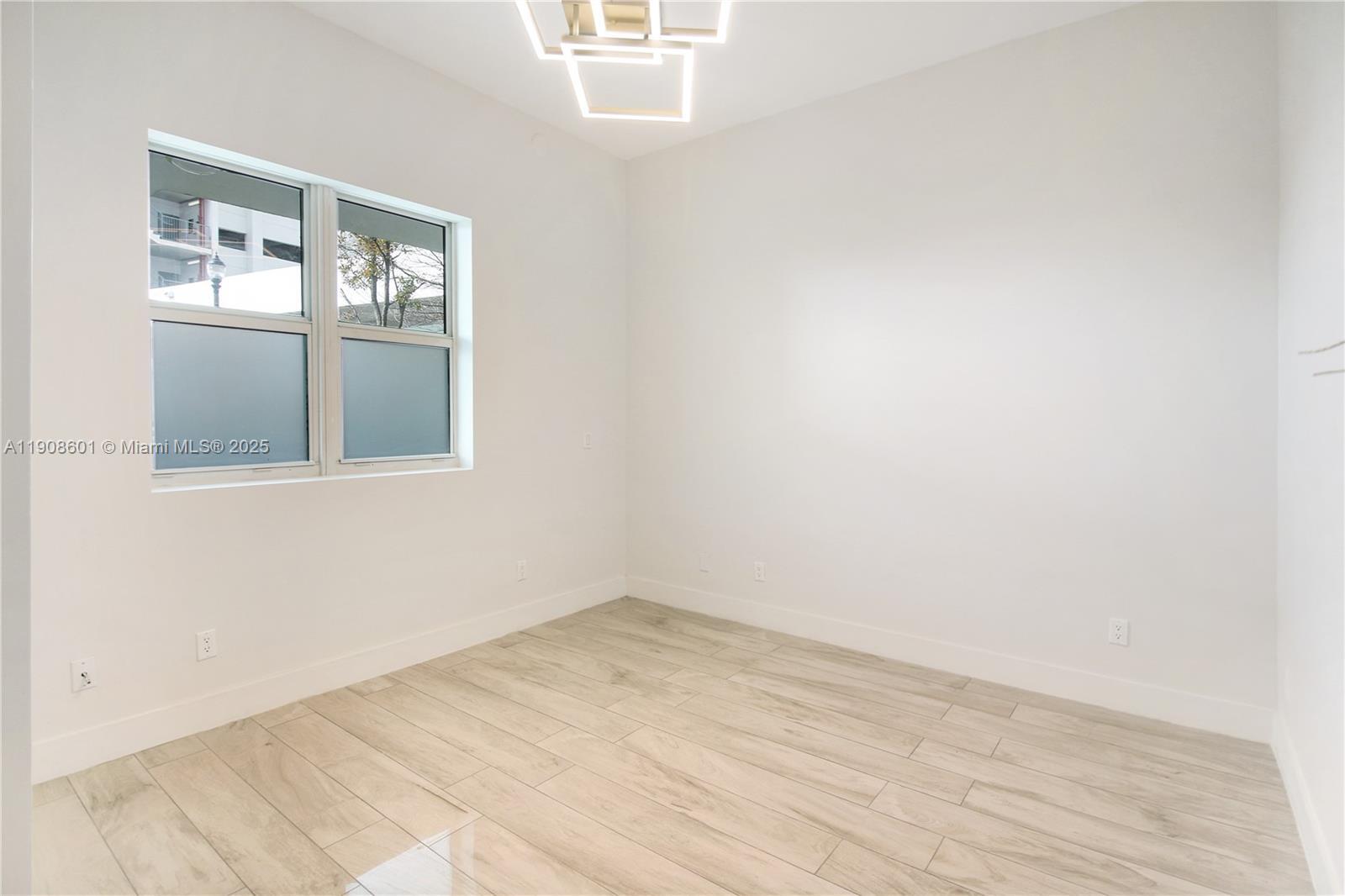 Building Photo - 14951 Royal Oaks Ln