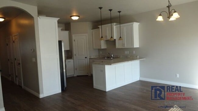 Building Photo - Cozy 3 Bedroom 2 1/2 Bath Condo