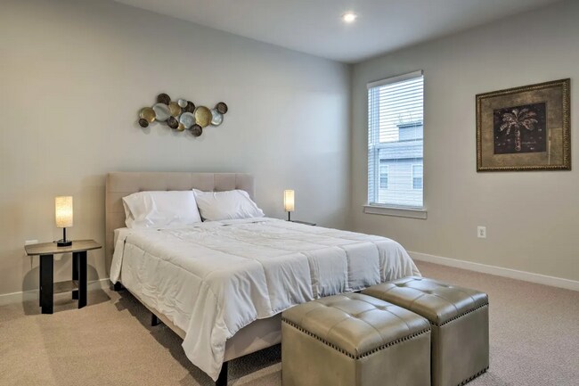 Building Photo - Luxury 3BR/2.5BA Condo w/ Balcony and Rooftop Terrace & Garage – Walk to One Loudoun