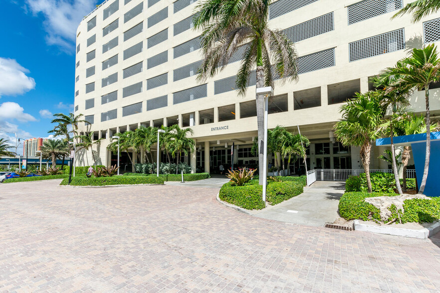 Building Photo - 16699 Collins Ave