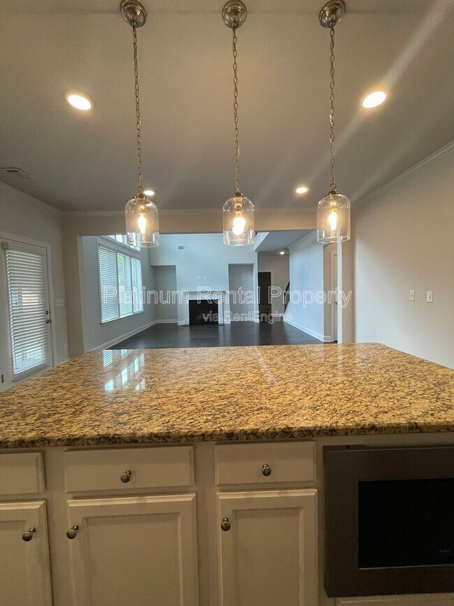Building Photo - 1825 Dahlia Dr
