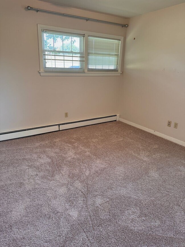 Building Photo - 5 Bedroom || 3 Bathroom Home with All Util...