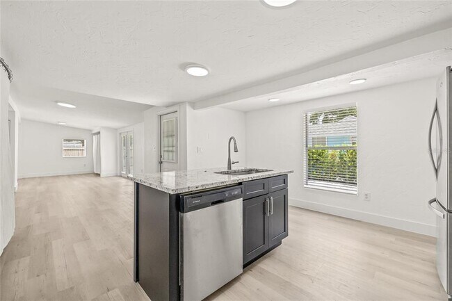 Building Photo - 2856 W Rainbow Cir