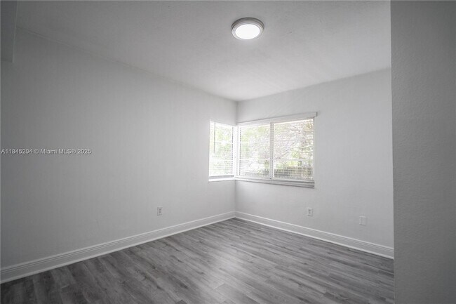 Building Photo - 1011 Bay Dr