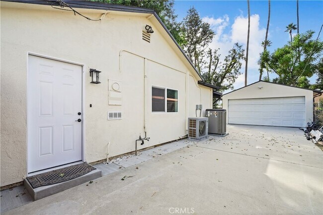 Building Photo - 7425 Vanalden Ave