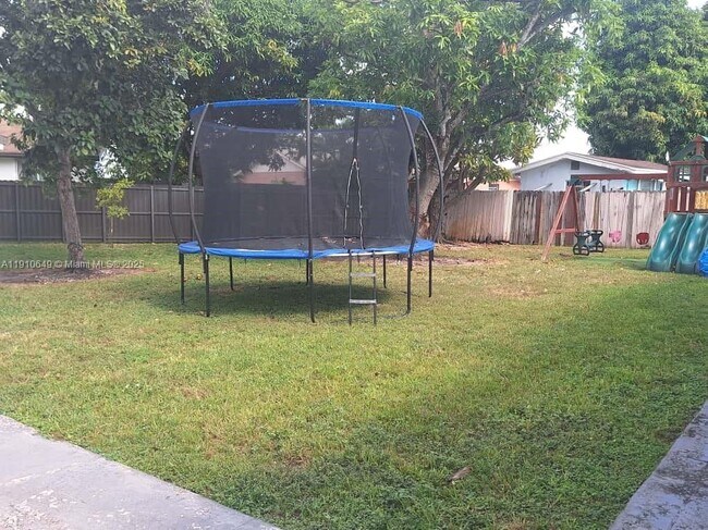 Building Photo - 13437 SW 44th Ln