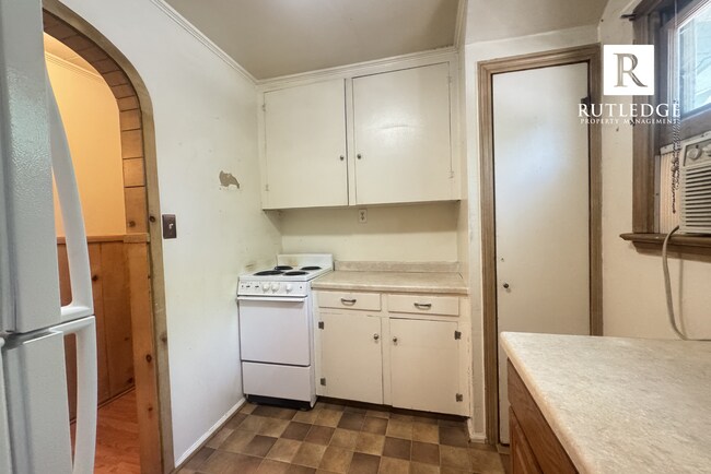 Building Photo - East Medford Victorian Upstairs Apartment