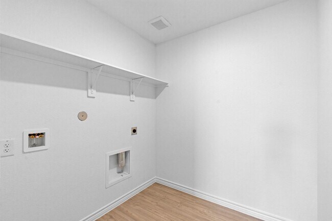 Building Photo - Move-In Ready New Build with Spacious Back...
