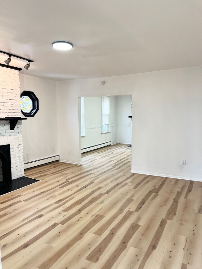 Building Photo - Spacious 3 bed, 2.5 bath Single Family home in Carrick- New Flooring and Paint, Available Immedia...