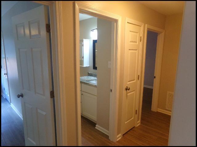 Building Photo - 525 S Oak St