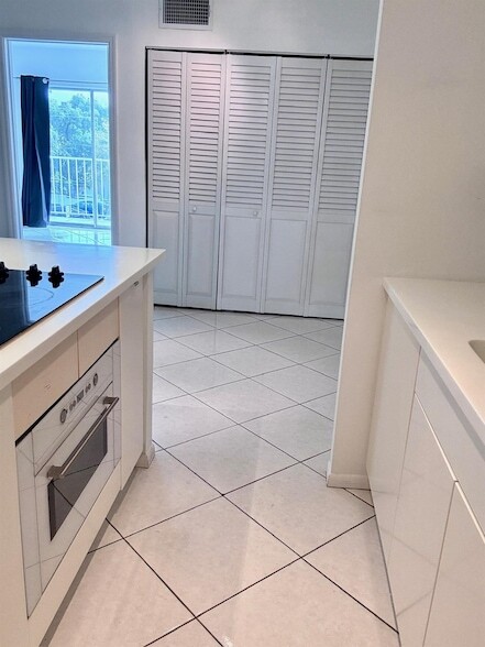 Building Photo - 1407 NE 56th St