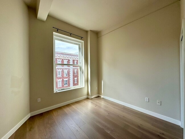 Building Photo - Bright 1BR/1BA Condo in Downtown SF – Step...