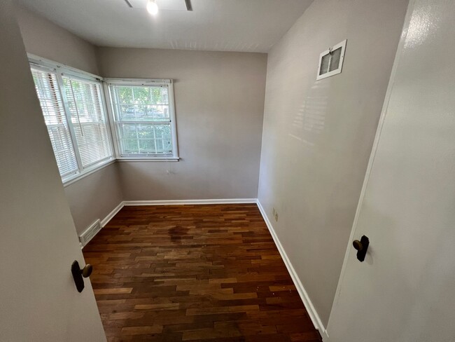 Building Photo - Beautiful 5 Bed plus Bonus Room, 1 block f...