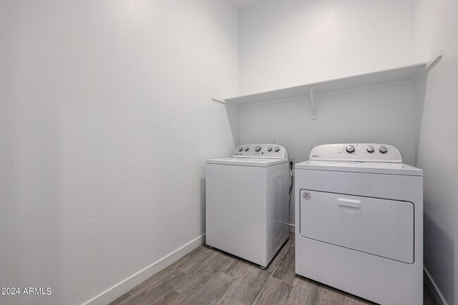 Building Photo - 7702 W Jackrabbit Ln