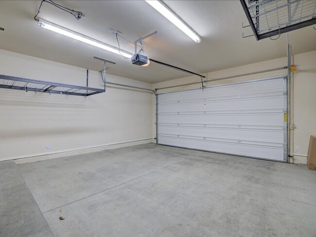Building Photo - 3 Bedroom 2.5 Bath   $200.00 OFF FIRST FULL MONTHS RENT