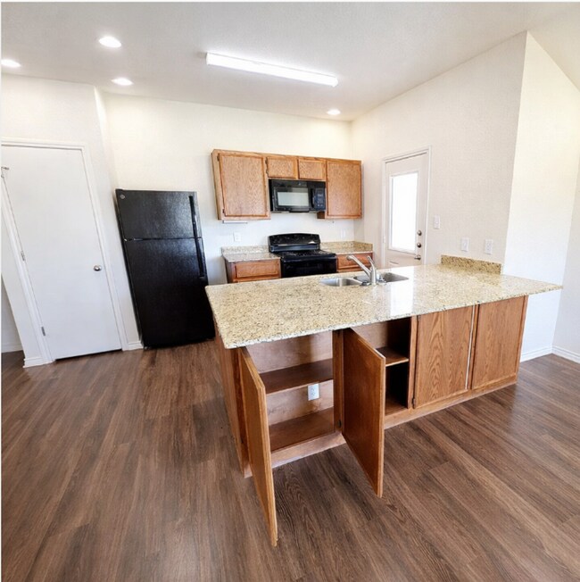 Building Photo - 3105 B Ochiltree Dr