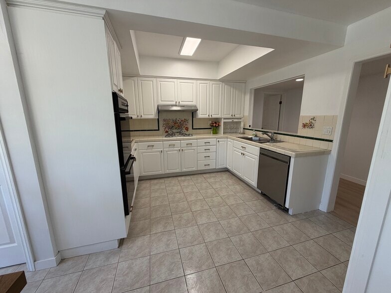 Building Photo - 9660 Vanalden Ave