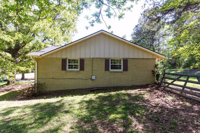 Building Photo - COMING SOON - 3 Bedroom 2 Bathroom Open Floorplan