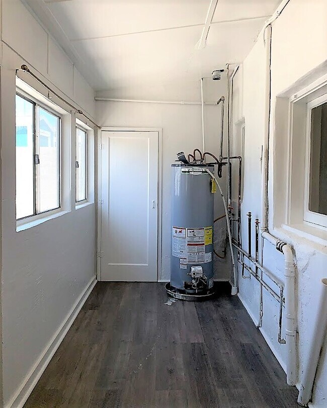 Building Photo - Downtown 2 Bedroom House
