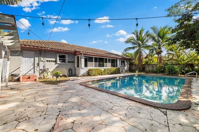 Primary Photo - 516 NE 23rd St