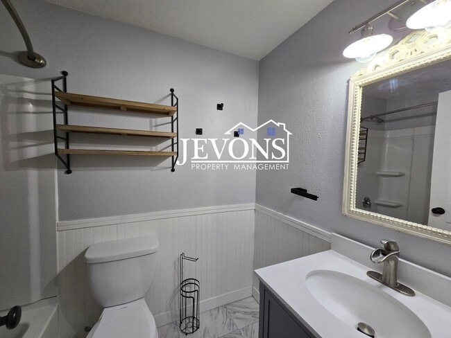 Building Photo - $500 Rent Credit - Comfortable family home...