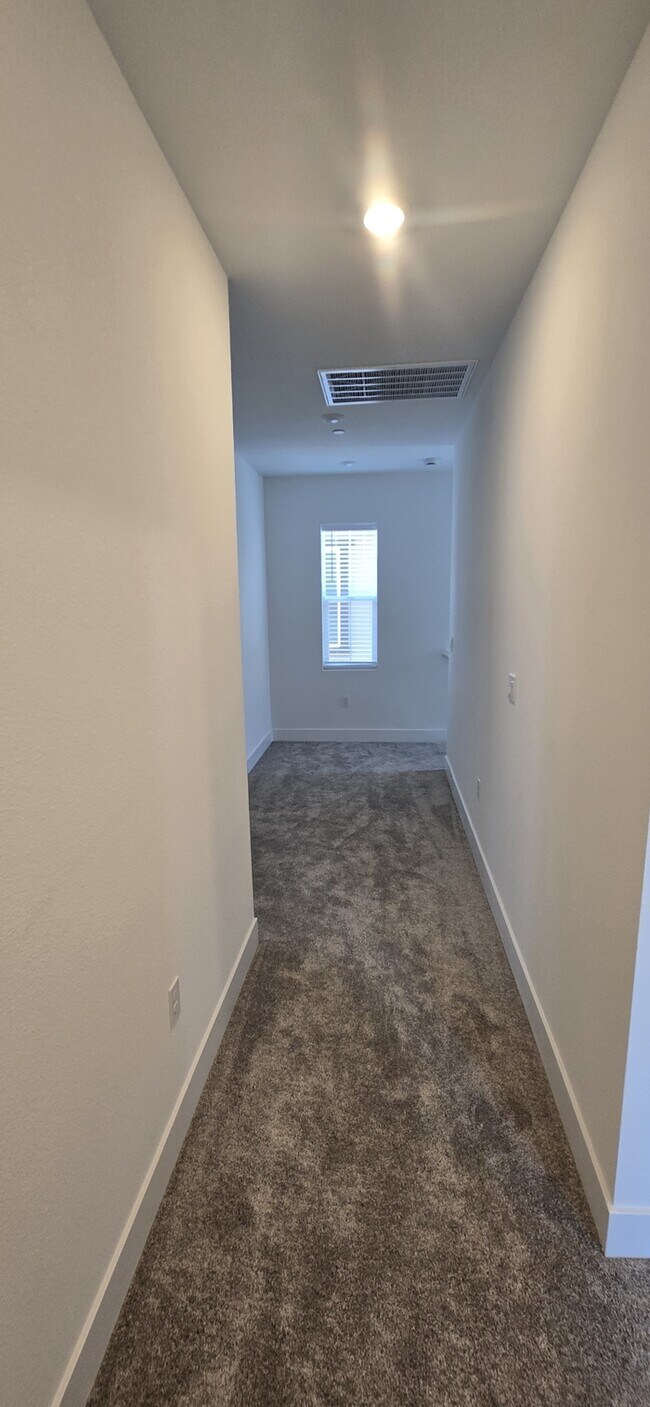 Building Photo - Lathrop - Gorgeous 5 Bedroom 3 Bathroom Home