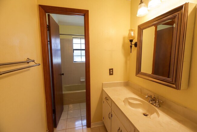 Building Photo - 507 Parklane Dr