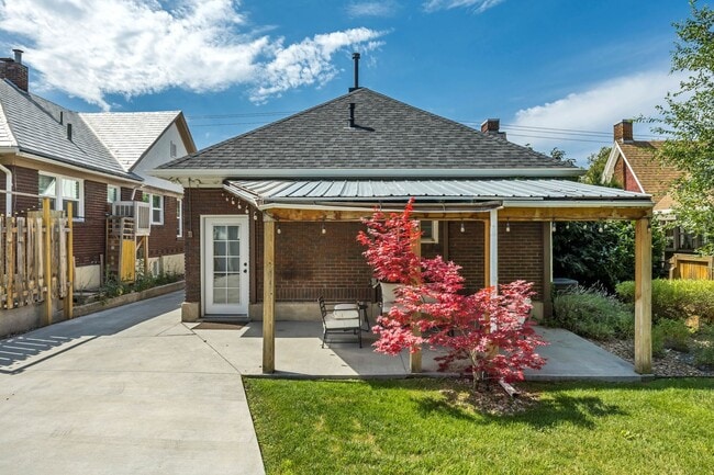 Building Photo - Elegant Yale Crest Bungalow in the Heart o...
