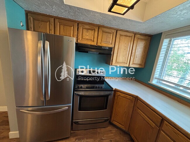 Building Photo - 1421 Vega Cir