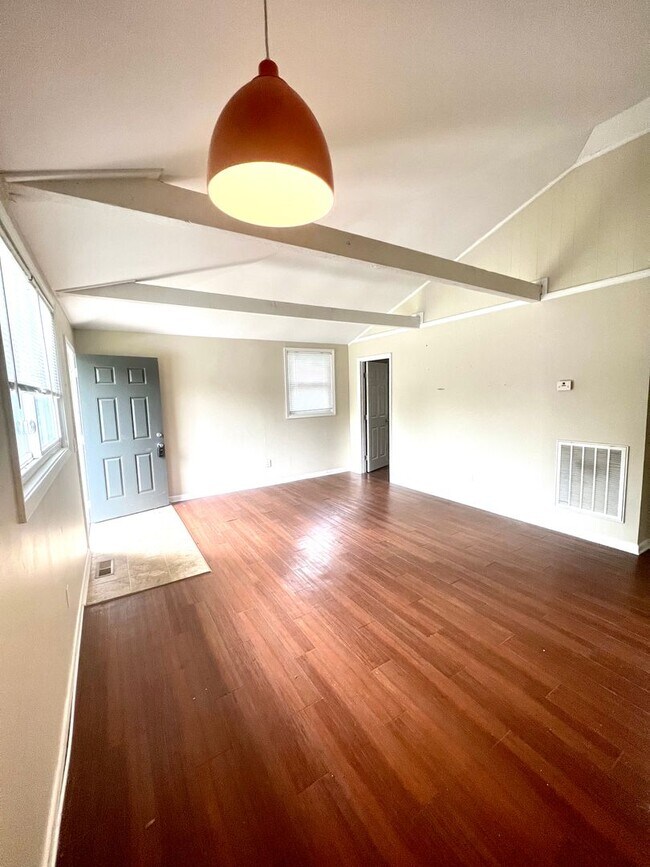 Building Photo - 2 Bedroom 1 Bath Culdesac Duplex in Inglewood for Rent.  It’s great!