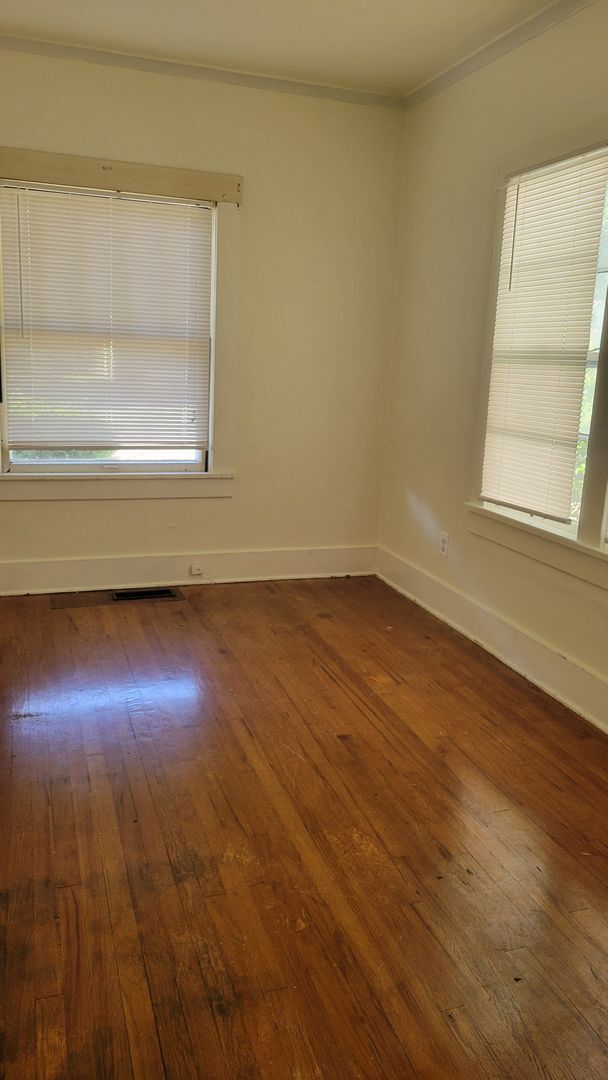 Building Photo - PRE-LEASING!! AVAILABLE JUNE 10TH! 3 Bedroom/1 Bathroom House