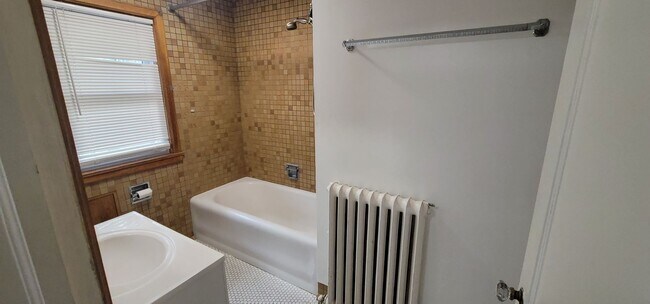 Building Photo - Duluth MN - 4 Bedroom - 2 Bath - 1 Car Gar...