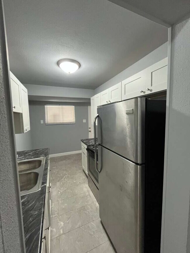 Building Photo - 10556 Spring Garden Dr