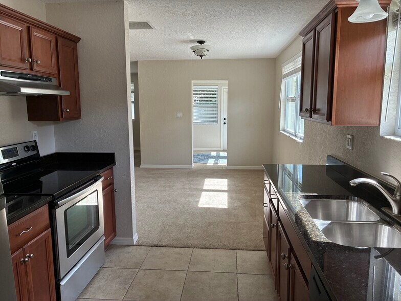 Dining Area - 423 Wildwood Way