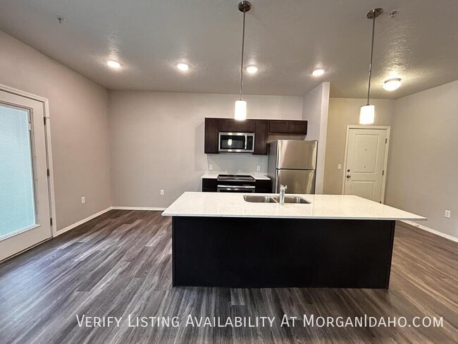 Building Photo - $500 off first month! LARGE 1-bed. Ground ...