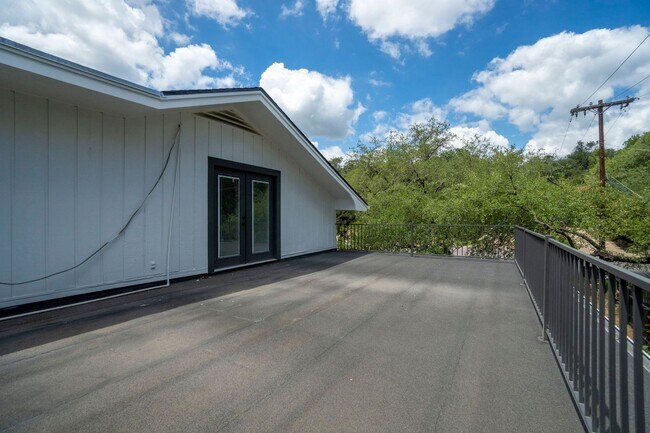 Building Photo - Tarrytown STUNNER!!!