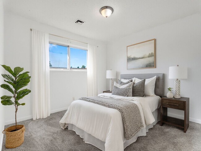 Building Photo - 4BR w/ Driveway Parking near Denver Zoo & City Park