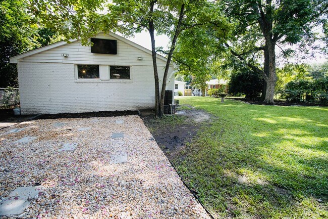 Building Photo - Stunning 3 Bedroom, 2 Bathroom in West Col...