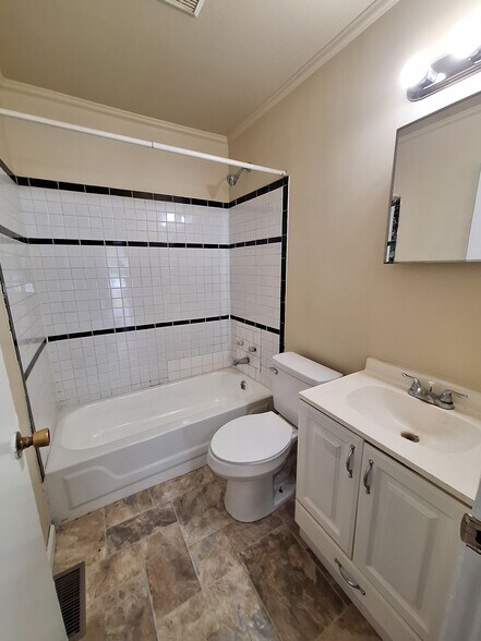 Bathroom full - 3012 Penway Ave