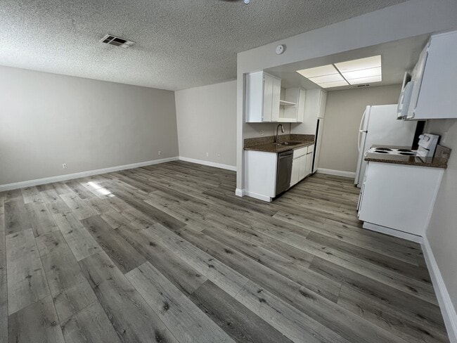 Building Photo - 1009 Willow Tree Dr