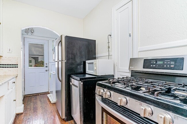 Building Photo - 5926.5 La Vista Dr