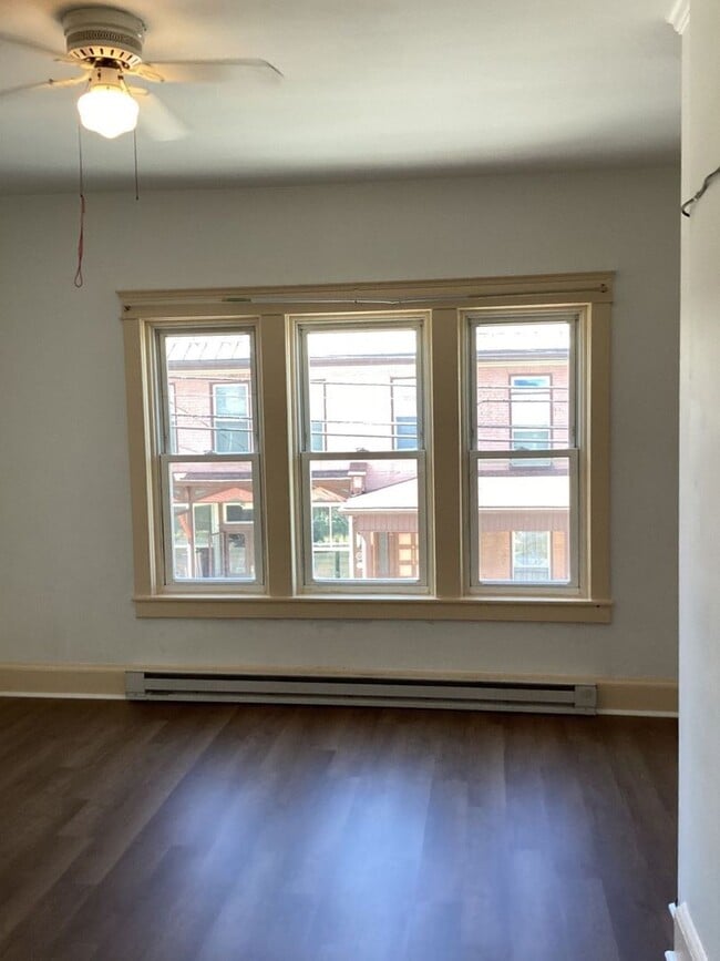 Building Photo - 206 Lincoln Way E