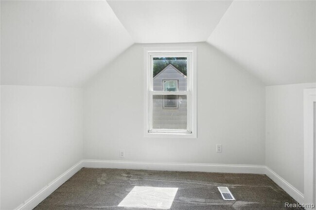 Building Photo - 429 W Bernhard Ave
