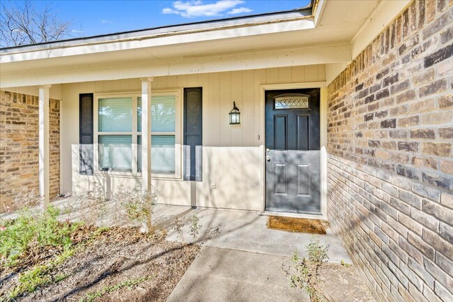 Building Photo - 3/3 with 2 living areas in Midway ISD