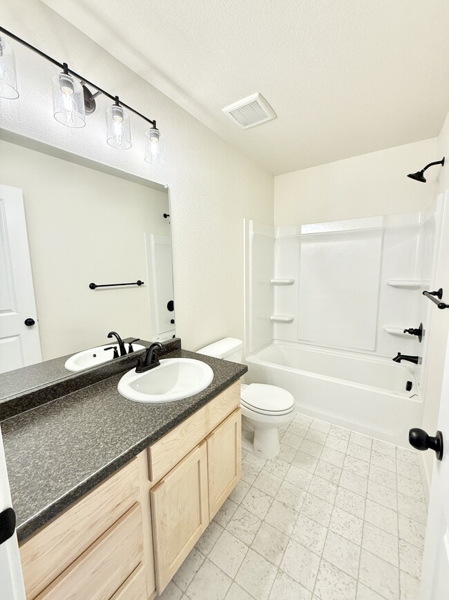 Building Photo - 2392 Jasmine Ln