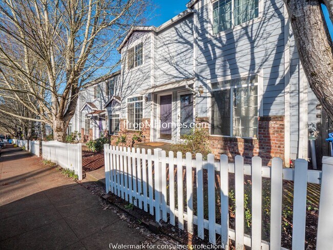 Building Photo - Two Bedroom Townhome In SE Portland w/ Lar...