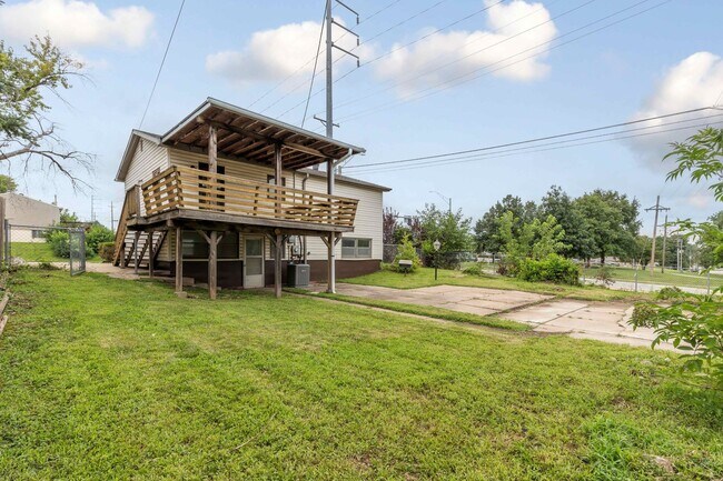 Building Photo - Split-Entry Home in La Vista! This 3-bedro...