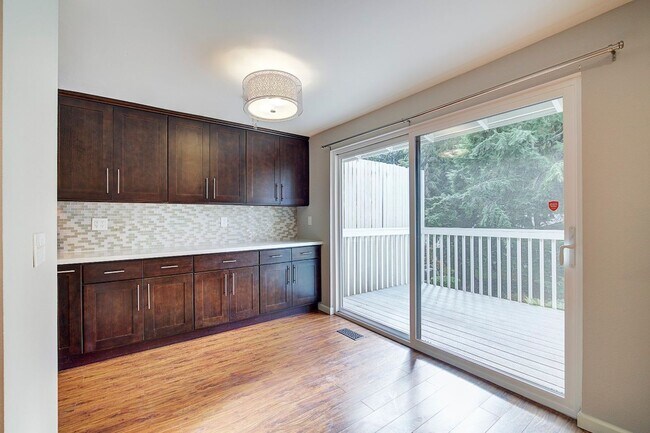 Building Photo - 2Bd/1.75Ba Kirkland Townhouse